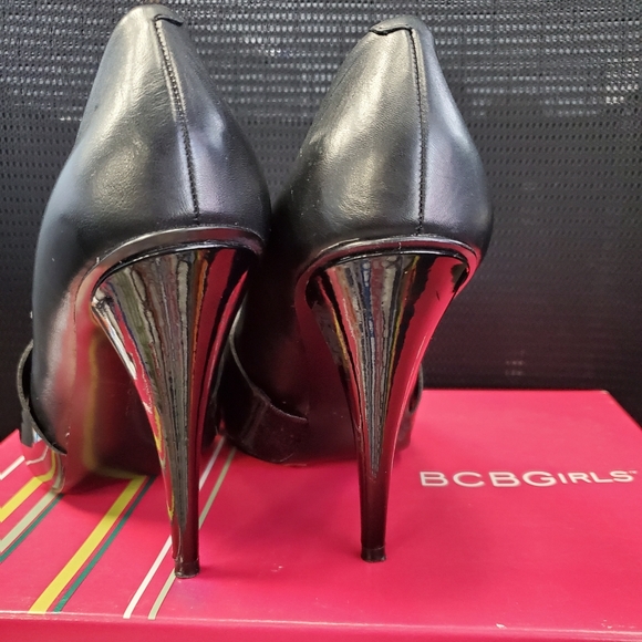 Shoes - Picture 2 of 4